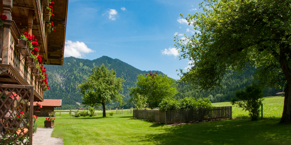 Ferienwohnungen Gloggner Hof in Rottach-Egern am Tegernsee - Garten und Liegewiese