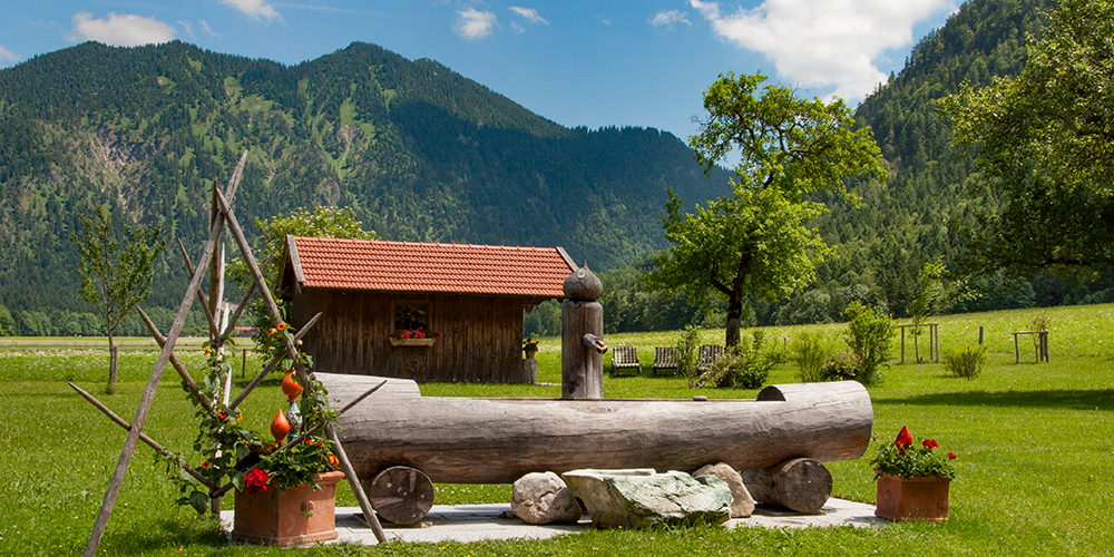 Ferienwohnungen Gloggner Hof in Rottach-Egern am Tegernsee - Garten und Liegewiese