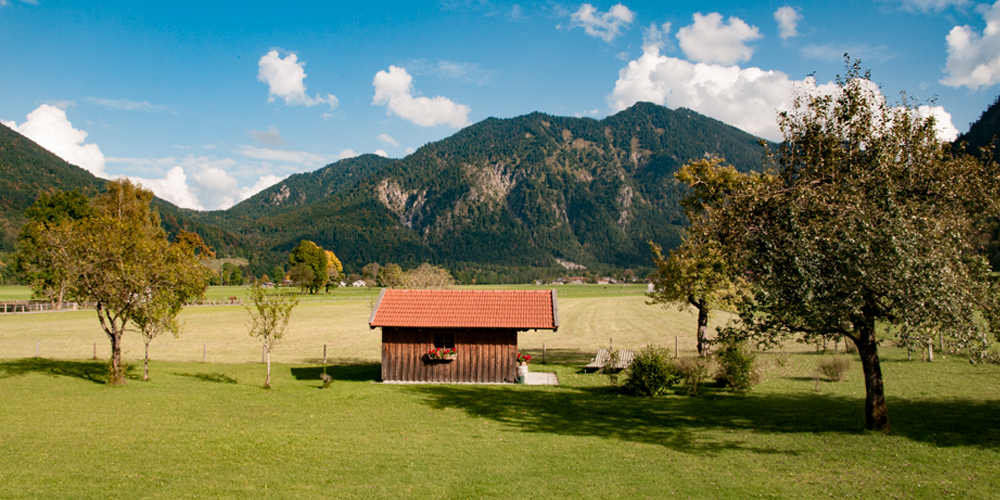 Ferienwohnungen Gloggner Hof in Rottach-Egern am Tegernsee - Garten und Liegewiese